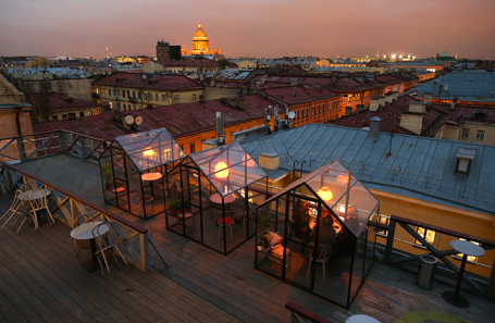 Посетители в ресторане на крыше особняка с видом на Исаакиевский собор.