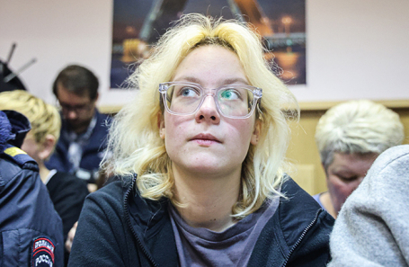 Уличная певица Диана Логинова (Наоко) во время заседания в Ленинском районном суде.