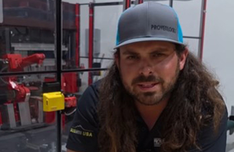 Блогер Тревор Макнелли.