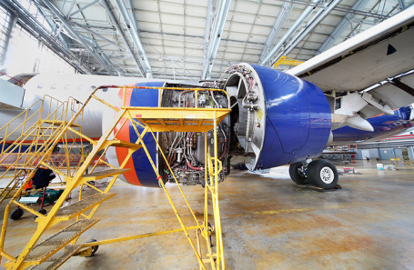 Ремонт самолета компании «Аэрофлот» в ангаре аэропорта Шереметьево.