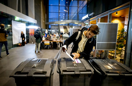 Мужчина во время голосования на парламентских выборах в Нидерландах.