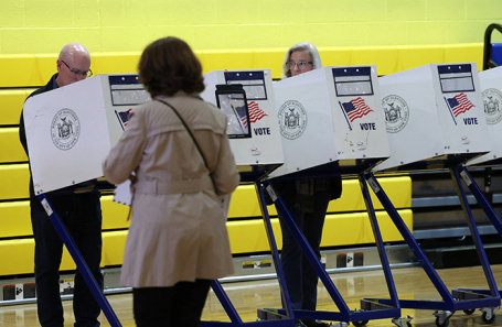 Люди стоят у кабинок для голосования на выборах мэра Нью-Йорка.