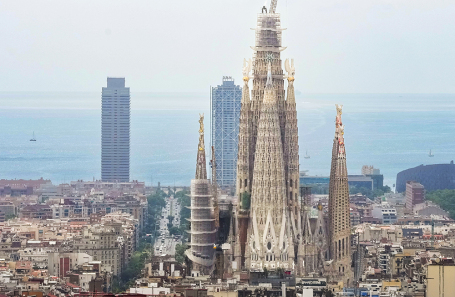 Храм Святого Семейства (Саграда Фамилия) работы испанского архитектора Антонио Гауди.