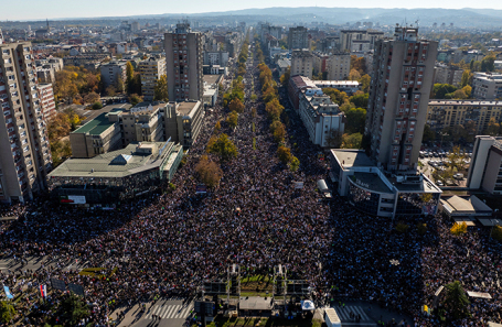 Люди, собравшиеся у железнодорожного вокзала Нови-Сада во время памятной акции в первую годовщину трагического обрушения навеса вокзала в ноябре 2024 года.