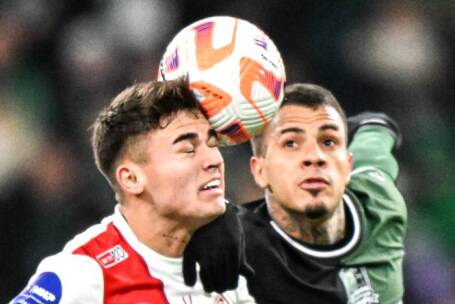 Манфред Угальде («Спартак») и Диего Коста («Краснодар») во время матча.