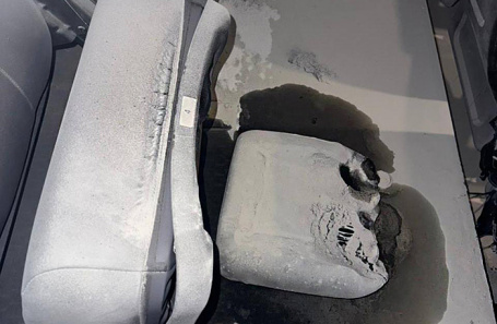 Канистра у кресла в кинозале.