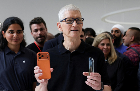 Тим Кук держит iPhone 17 Pro и iPhone Air на презентации гаджетов в Купертино, Калифорния. Сентябрь, 2025 года