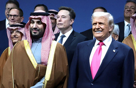 Наследный принц Саудовской Аравии Мухаммед бен Салман и Дональд Трамп (на первом плане) на саудовско-американском инвестиционном форуме.