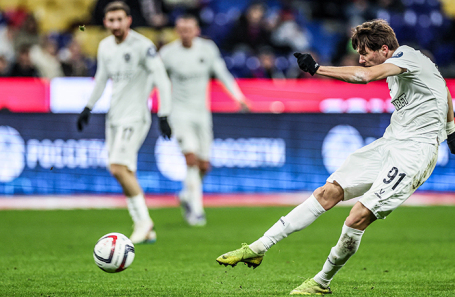 Максим Болдырев («Акрон») во время матча.