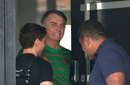  Жаир Болсонару в дверях своего дома во время домашнего ареста. Бразилиа, 21 ноября 2025 года.