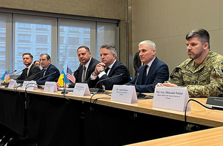 Делегация Украины на переговорах в Женеве. Глава офиса президента Украины Андрей Ермак четвертый справа.