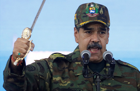 Николас Мадуро с легендарным мечом национального героя Симона Боливара выступает перед гражданами на митинге против вмешательства США.