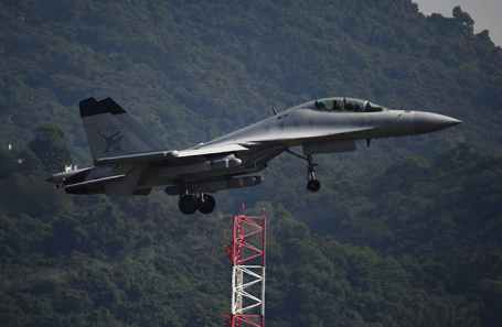 Истребитель J-15.