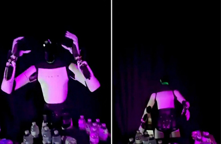 Движения рук робота позволяют предположить, что он имитировал действия удаленного оператора, снимающего гарнитуру виртуальной реальности.