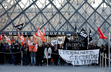 Лувр в Париже остается закрытым после того, как сотрудники проголосовали за забастовку.