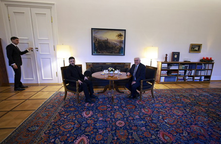 Президент Германии Франк-Вальтер Штайнмайер (справа) и президент Украины Владимир Зеленский (слева) на встрече во дворце Бельвью.