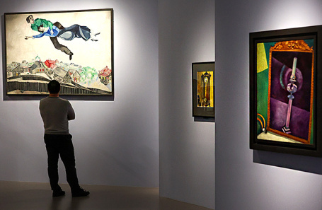 Посетитель у картины Шагала «Над городом».