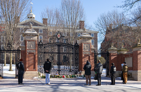 Наблюдатели осматривают мемориал в Брауновском университете в Провиденсе.