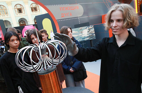 Школьники на форуме колледжей Москвы. Архив.