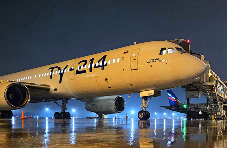 Самолет Ту-214.