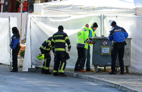 Сотрудники экстренных служб работают на месте взрыва в баре Le Constellation.