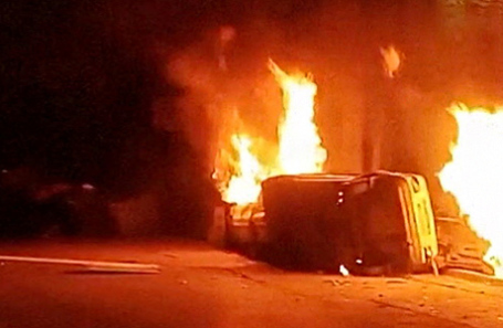 Горящий автомобиль у полицейского участка в иранской провинции Лурестан.