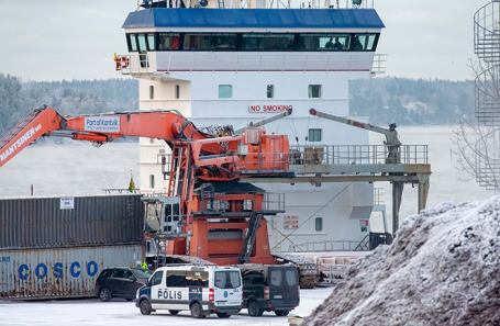 Грузовое судно «Фитбург» охраняют финская пограничная служба и полиция.