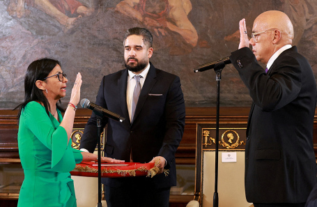 Делси Родригес приносит присягу в качестве исполняющего обязанности президента Венесуэлы. Ее принимает председатель парламента Хорхе Родригес.