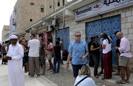 Туристы у закрытого офиса авиакомпании Yemenia Airways.