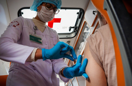 Кампания по вакцинации в Москве. Архив.