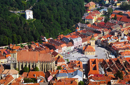 Здание городского совета XV века в центре средневекового Брашова.