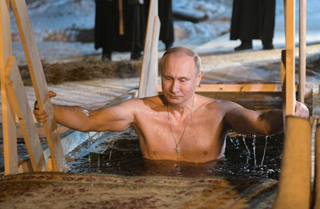 Владимир Путин поучаствовал в крещенских купаниях.