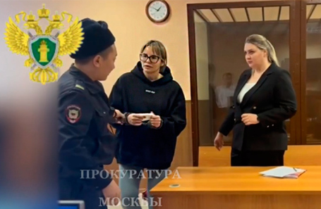 Елена Шерипова (в центре).