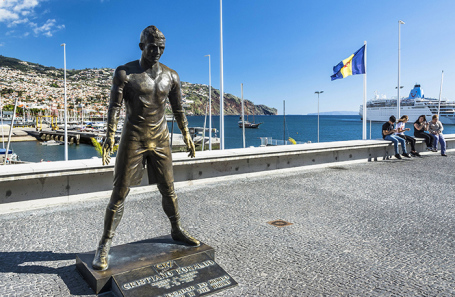 Статуя Криштиану Роналду на Мадейре.