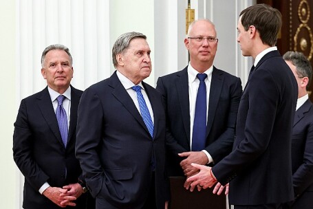 Спецпосланник президента США Стивен Уиткофф, помощник президента РФ Юрий Ушаков, спецпредставитель президента РФ по инвестиционно-экономическому сотрудничеству с зарубежными странами Кирилл Дмитриев и предприниматель Джаред Кушнер (слева направо на первом плане).