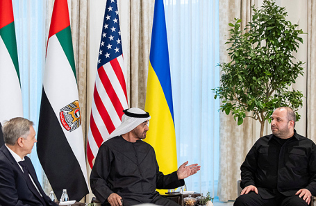 Переговоры в Абу-Даби. Президент ОАЭ шейх Мохаммад бин Заид Аль Нахайян и секретарь СНБО Рустем Умеров (справа). 23 января. 