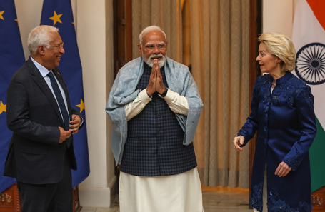 Президент Европейской комиссии Урсула фон дер Ляйен (справа), президент Европейского совета Антонио Луис Сантос да Коста (слева) с премьер-министром Индии Нарендрой Моди (в центре).