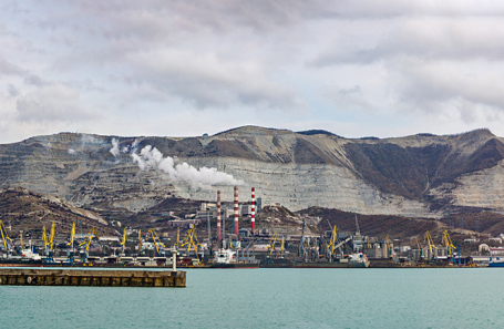  Трубы «Новоросцемента» и Новороссийский грузовой порт.