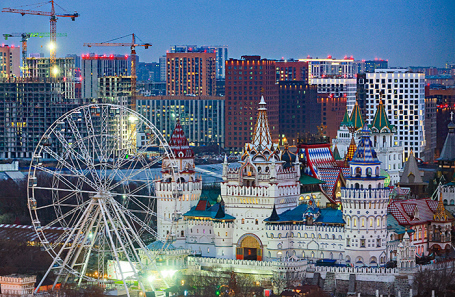 Вид на кремль, колесо обозрения и новостройки в столичном районе Измайлово.