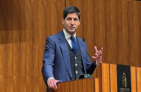 Кевин Уорш.