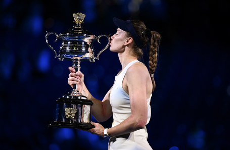 Елена Рыбакина на церемонии награждения после победы в финальном матче теннисного турнира Australian Open.