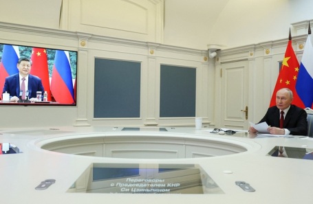 Президент России Владимир Путин проводит переговоры с председателем Китая Си Цзиньпином