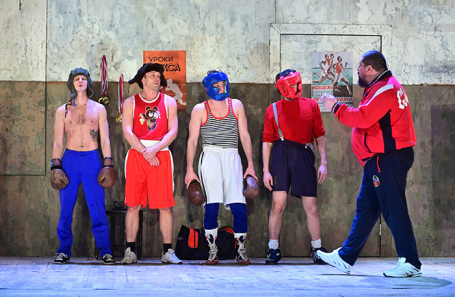 Сцена из спектакля «Рыжий. Я всех любил. Без дураков» в Театре на Таганке.