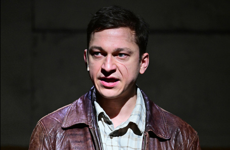 Актер Александр Зарядин в роли Бориса Рыжего в спектакле «Рыжий. Я всех любил. Без дураков» в Московском театре на Таганке.