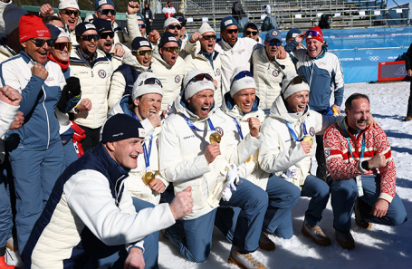 Сборная Норвегии празднует победу. Лыжные гонки, мужская эстафета 4 х 7,5 км. 