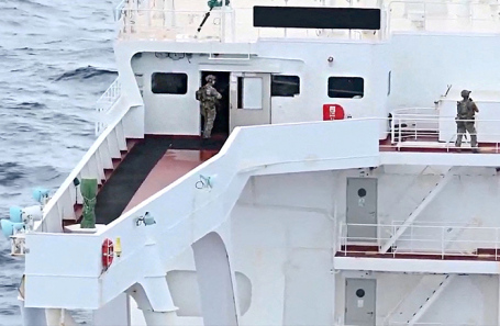 Вреннослужащие армии США на борту танкера Veronica III.