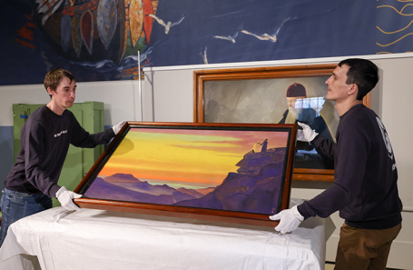 Распаковка в Музее Востока на ВДНХ прибывшей с выставки из Италии картины художника Н. Рериха «Заратустра».