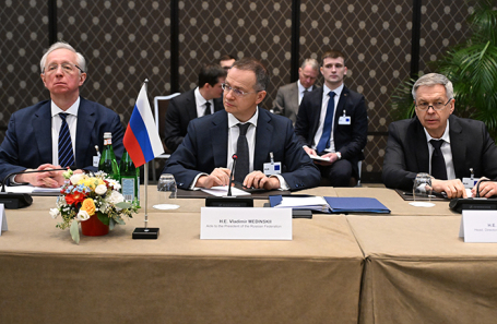 Заместитель министра иностранных дел РФ Михаил Галузин, помощник президента РФ Владимир Мединский и начальник Главного разведывательного управления Генерального штаба ВС РФ адмирал Игорь Костюков (слева направо) во время трехсторонней встречи делегаций России, США и Украины.