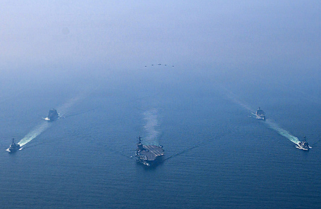 Ударная группа во главе с атомным авианосцем «Авраам Линкольн» в Аравийском море.