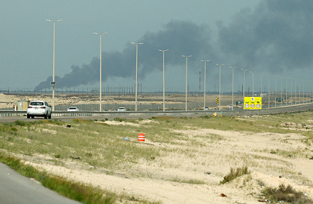 Дым над НПЗ Saudi Aramco в Рас-Тануре. Саудовская Аравия.